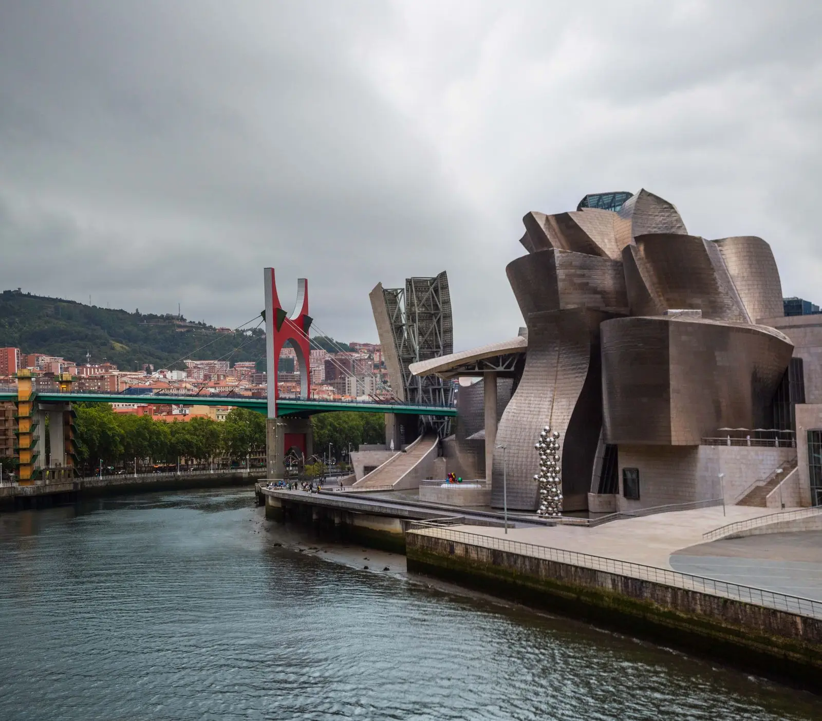 A stunning view of the Guggenheim Museum and Zubizuri bridge in Bilbao, Spain, showcasing modern architecture.