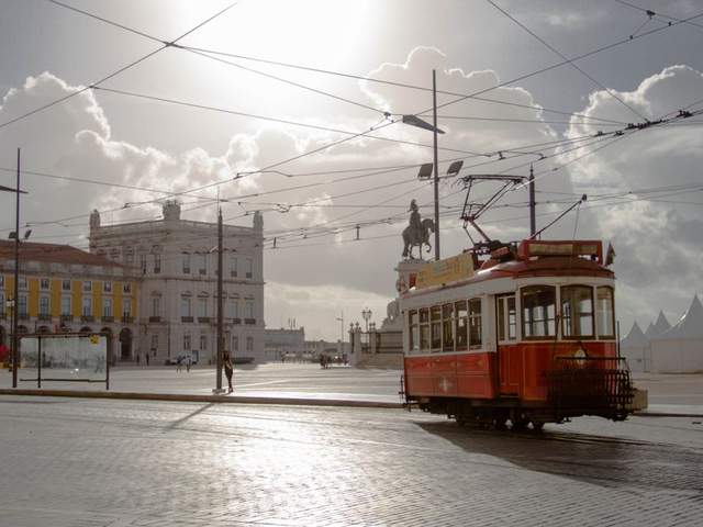 Transfer from Setúbal (Hotel/Train Station) to Lisbon (Hotel/Airport) – 25 de Abril Bridge