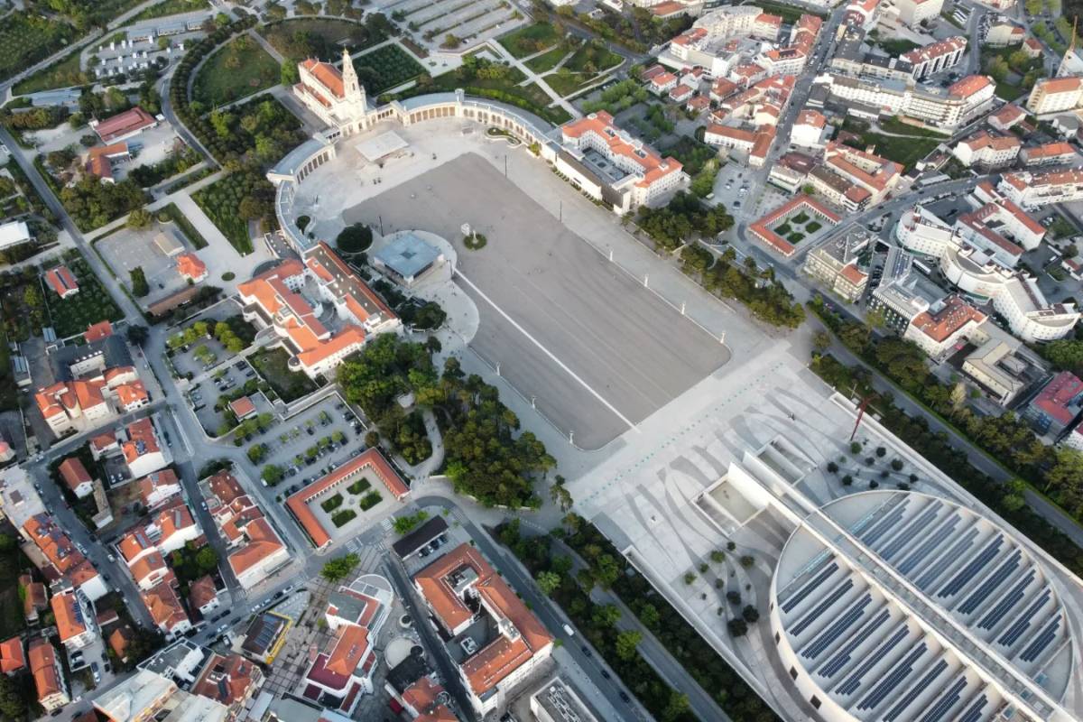 Fátima e Coimbra: Do Santuário à Cidade Universitária — Privado