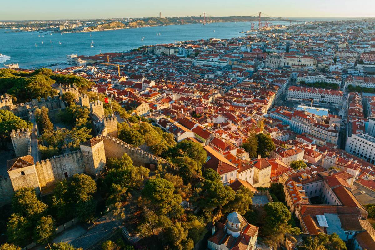 Traslado de Óbidos (hotel/alojamiento) a Lisboa (hotel/aeropuerto) – Baixa Pombalina