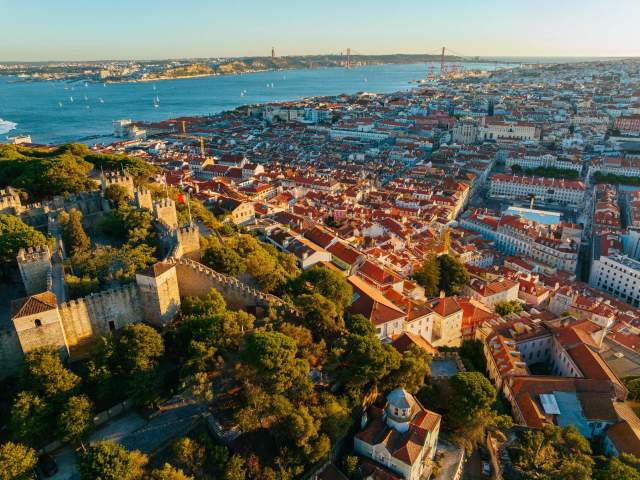 Traslado de Óbidos (hotel/alojamiento) a Lisboa (hotel/aeropuerto) – Baixa Pombalina
