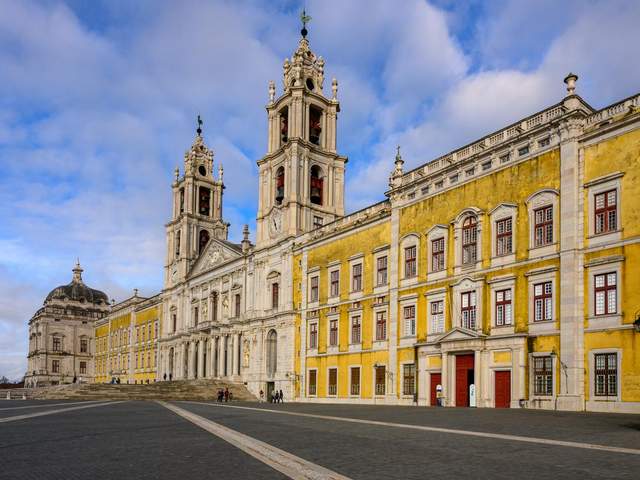 From Lisbon: Mafra, José Franco Village & Ericeira Tour