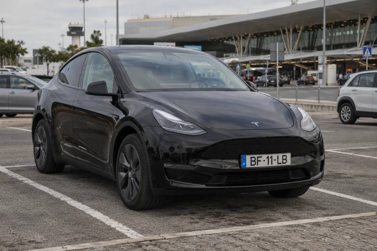 Transfer Privado do Aeroporto de Lisboa para Cascais em Tesla Model Y