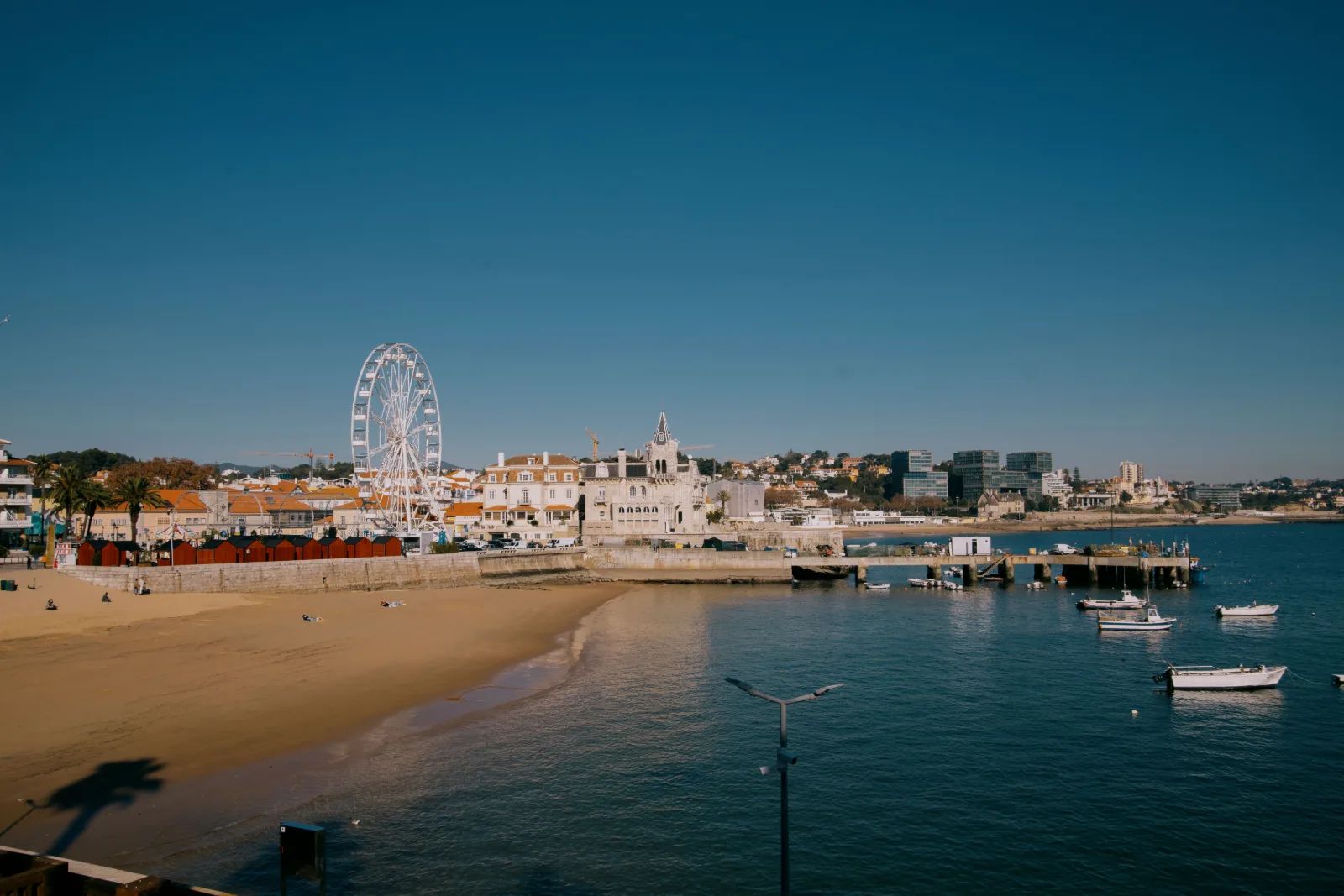 Transfer Privado do Aeroporto de Lisboa para Cascais em Tesla Model Y — 2