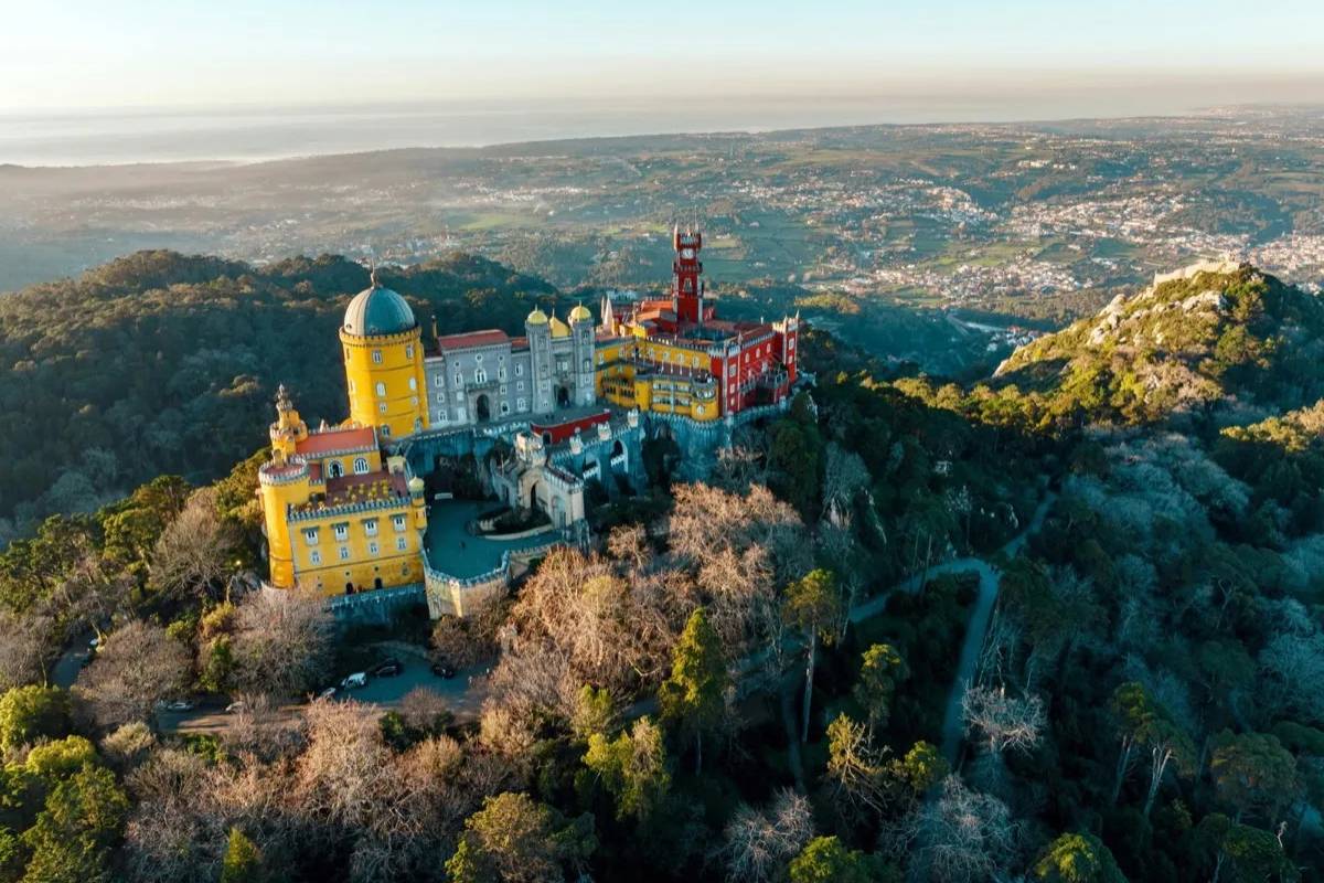Excursão privada a Sintra com bilhetes para o Palácio da Pena e o Castelo dos Mouros