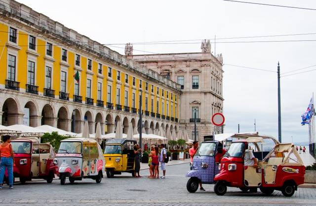 Full-day tour guide (up to 9 hours, 8-14 people) — 3