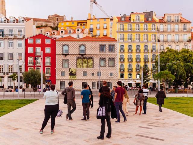 Full-day tour guide (up to 9 hours, 8-14 people) — 2
