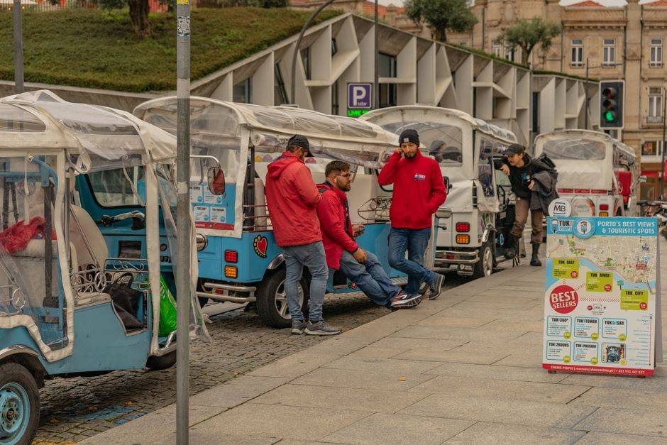 Full-day tour guide (up to 9 hours, 8-14 people)