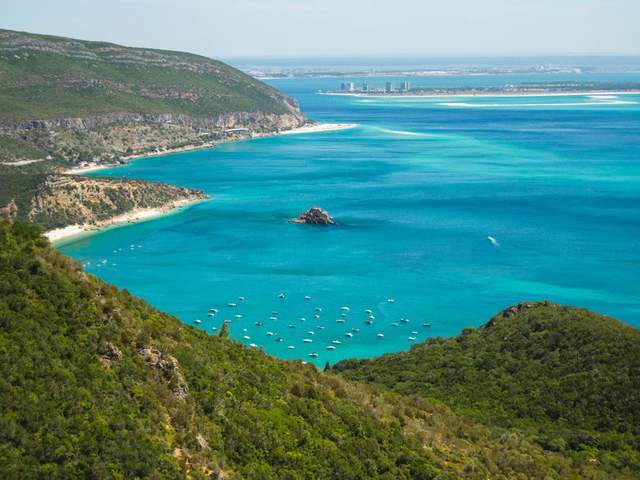 Arrábida e Vinhos — dia inteiro (8 h)