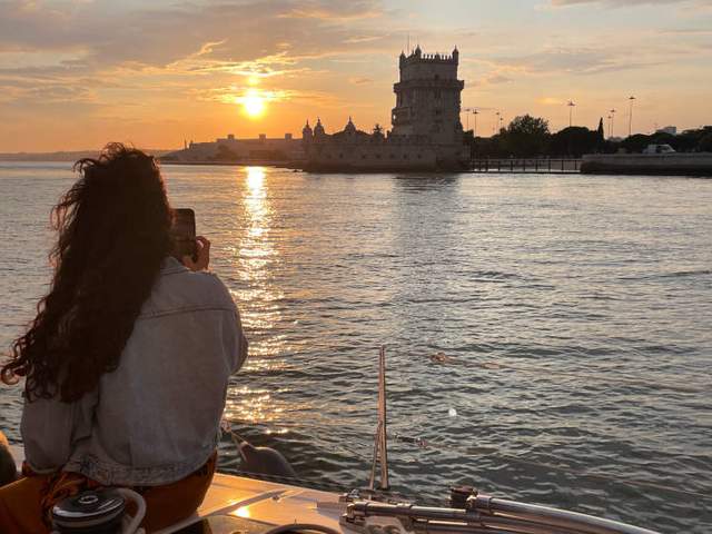 Segeltörn bei Sonnenuntergang in Lissabon