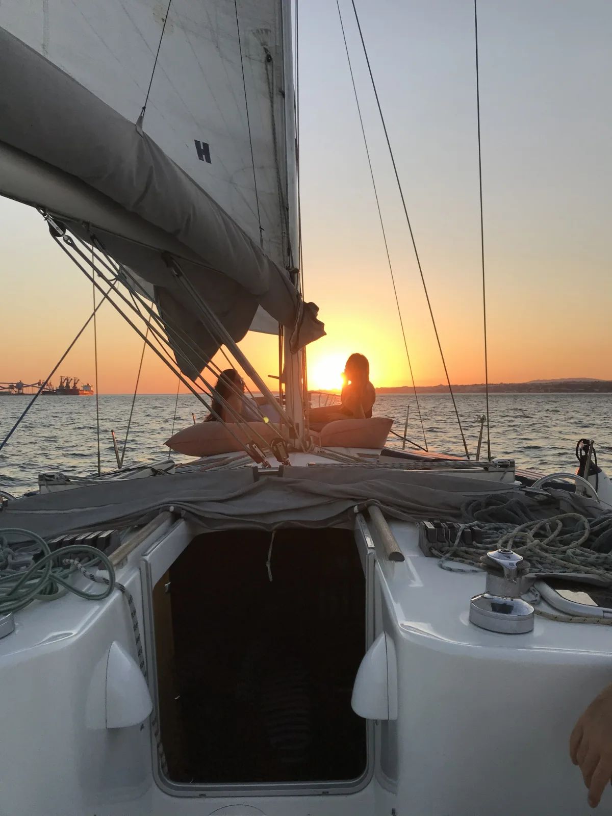 Croisière au coucher du soleil à Lisbonne – Petit groupe (10 personnes max.) avec vin et histoire — 2