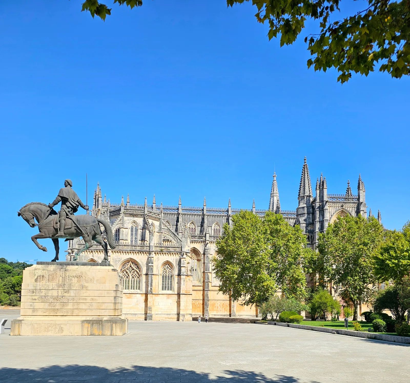 Jardín de la Paz, Parque Edén, Fátima, Nazaré, Óbidos, Batalha y Grutas da Moeda — 2