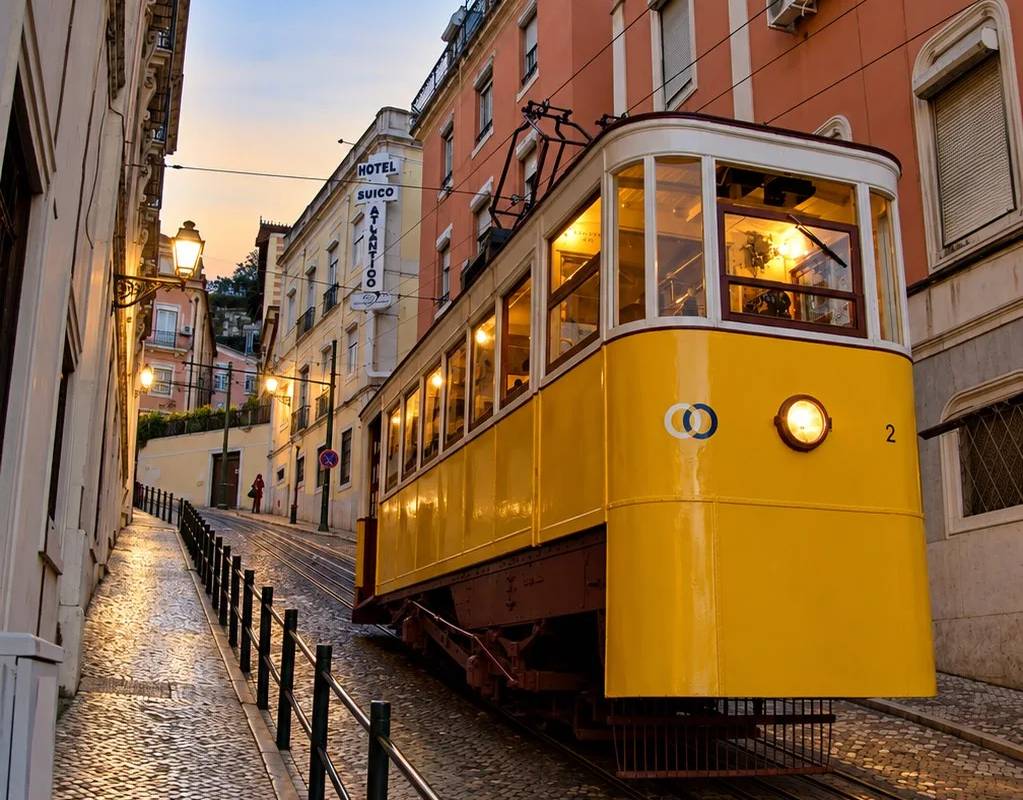 Lisbon Private Tour – Discover Lisbon with a Local Driver-Guide Em português: Tour Privado de Lisboa — Descubra a cidade com um motorista-guia local.
