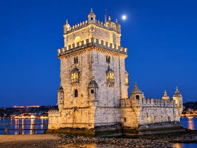 Lisbon Private Tour – Discover Lisbon with a Local Driver-Guide Em português: Tour Privado de Lisboa — Descubra a cidade com um motorista-guia local. — 2