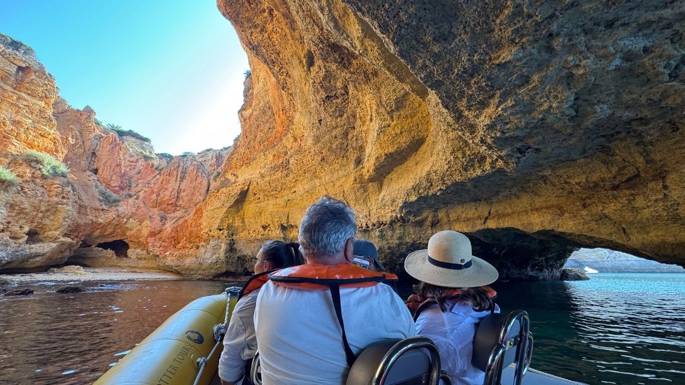 Passeio de Barco pela Costa e Grutas Benagil e Praia da Marinha em grupo pequeno — 2