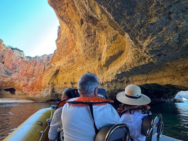 Passeio de Barco pela Costa e Grutas Benagil e Praia da Marinha em grupo pequeno — 2