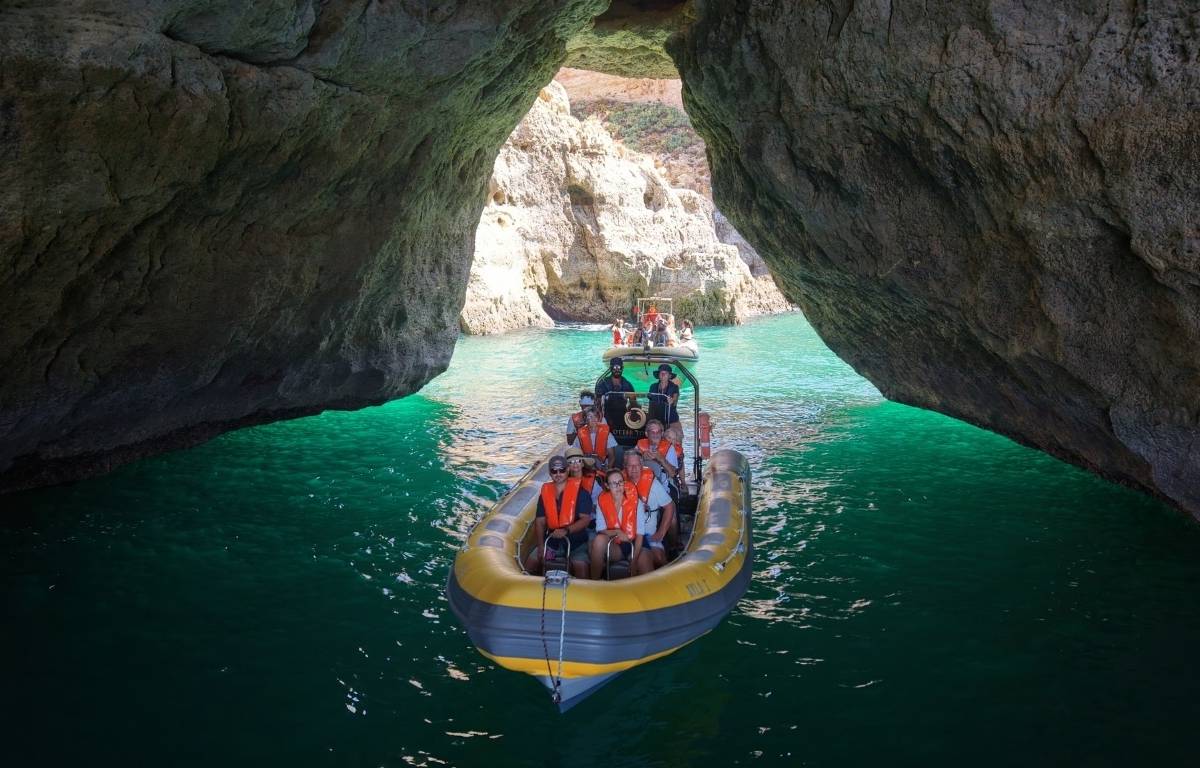 Passeio de Barco pela Costa e Grutas Benagil e Praia da Marinha em grupo pequeno