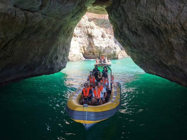 Passeio de Barco pela Costa e Grutas Benagil e Praia da Marinha em grupo pequeno