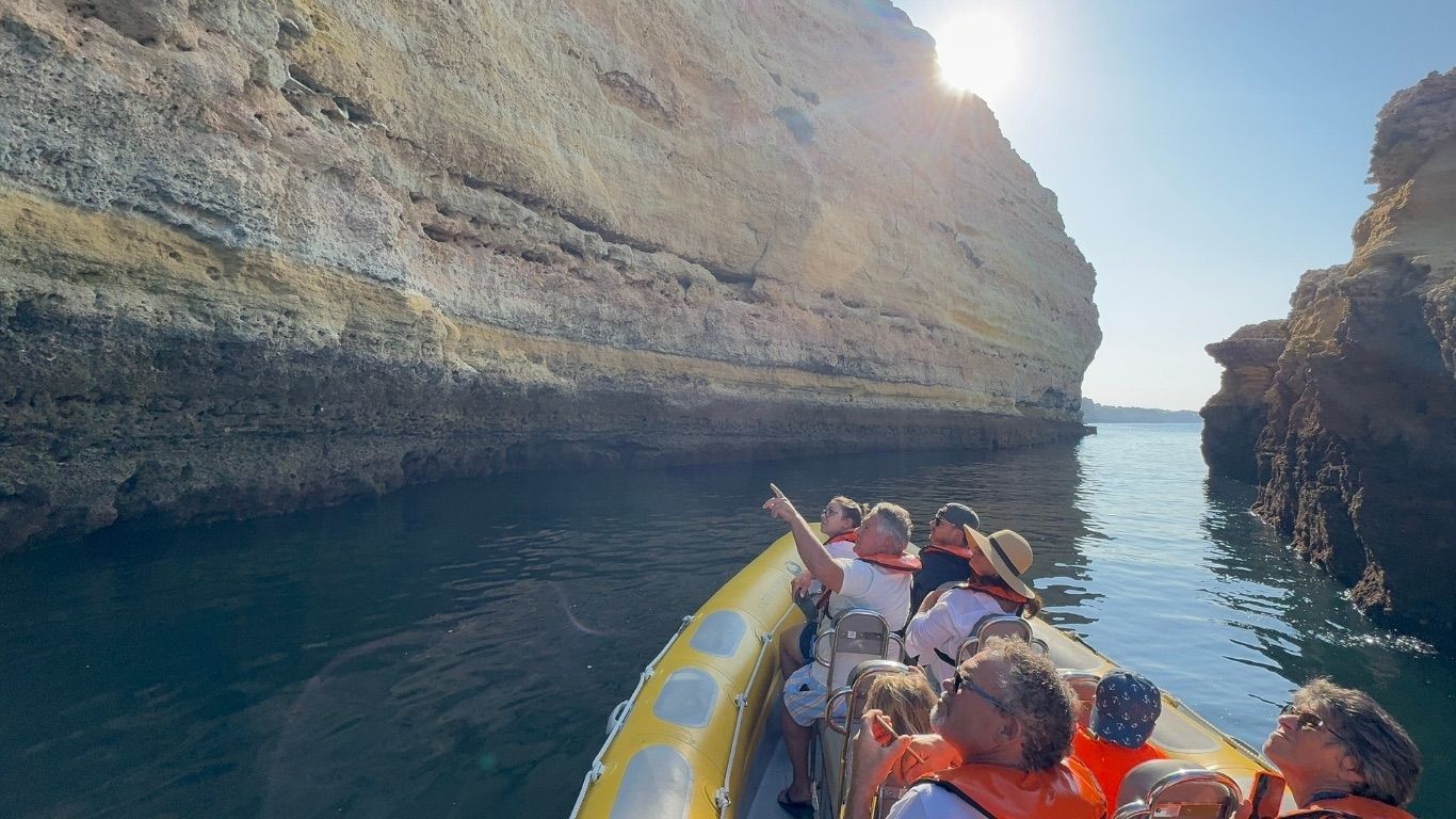 Passeio de Barco pela Costa e Grutas Benagil e Praia da Marinha em grupo pequeno — 3