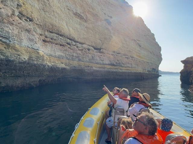 Passeio de Barco pela Costa e Grutas Benagil e Praia da Marinha em grupo pequeno — 3